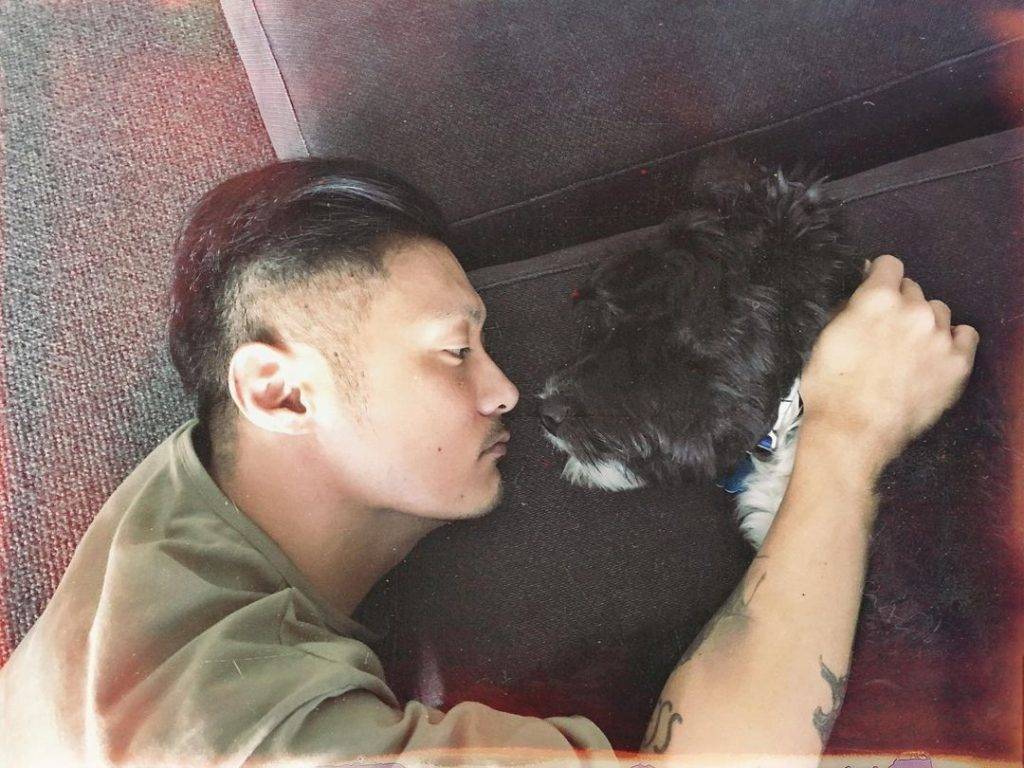 余文樂 余文樂在台灣逗留超過一年沒離開，他經常在社交網表示很掛念在港的母親、家人及愛犬。