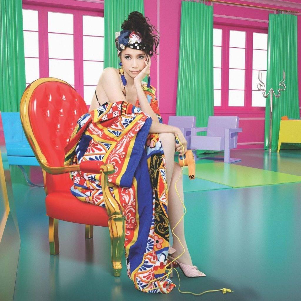莫文蔚 莫文蔚穿上D&G色彩繽紛的浴袍拍《婦女新知2021》MV，引起辱華風波。