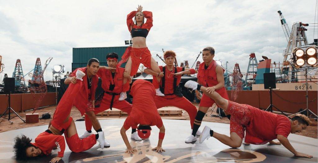 盛舞者 王加馨帶領的HOT FLAVAZ率先登場，紅色「戰衣」配上合拍舞步﹗