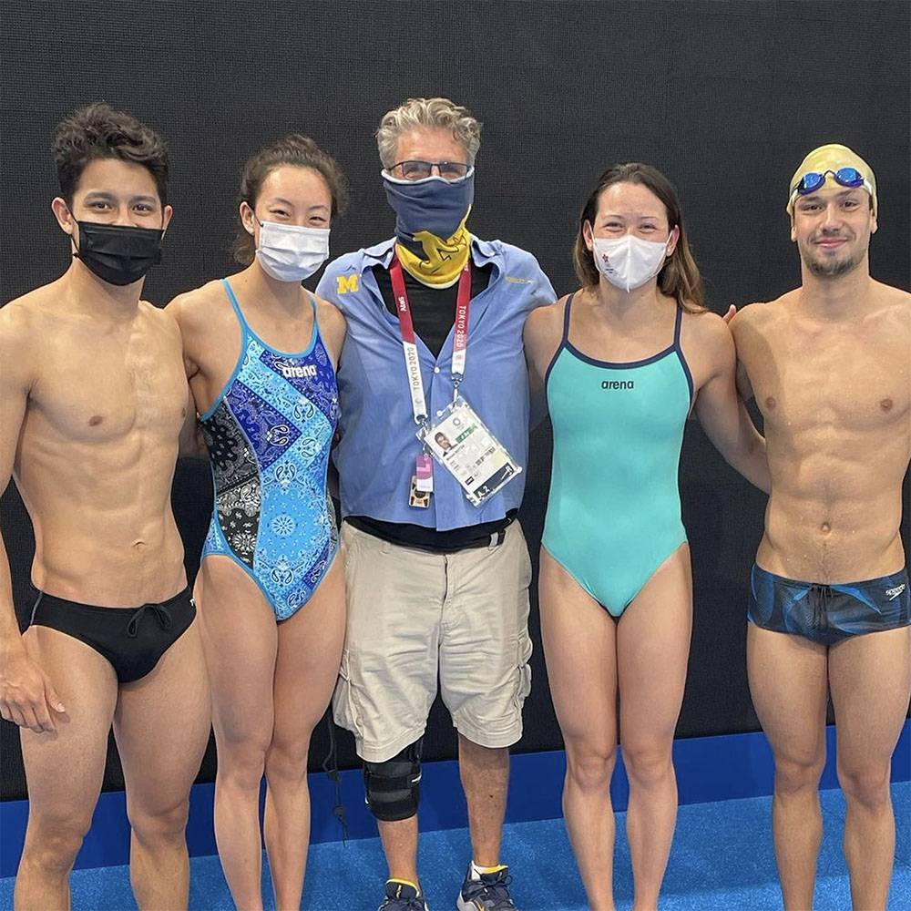 何詩蓓（右二）日前曾與Mokhtar（左一）以密芝根大學泳隊成員身份，於東京奧運聚首一齊影大合照。（圖片來源：密芝根大學泳隊IG@umichswimdive）