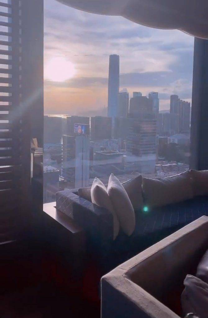 從酒店房的落地窗戶外望，可以見到日落靚景。（圖片來源：梁諾妍IG）