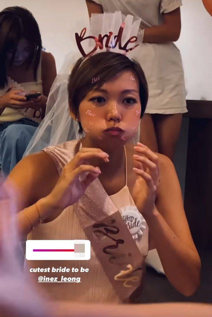 梁諾妍戴上寫著「Bride」字樣的頭飾、襟章和彩帶，在派對上不顧形象喪食。（圖片來源：黎紀君IG）