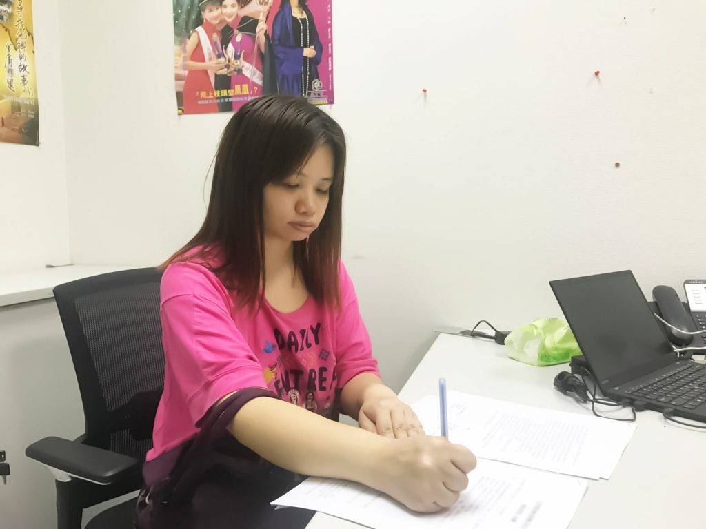 亞洲小姐2021 阿儀動筆與亞視簽約。