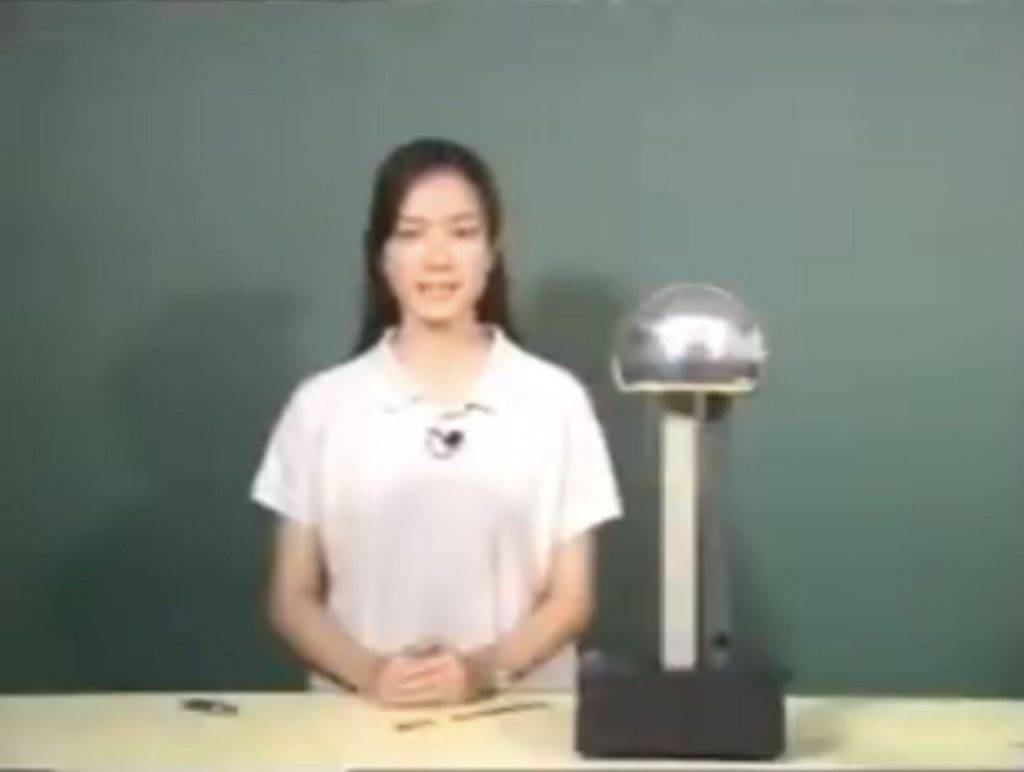 大叔的愛 簡慕華曾為香港電台教育電視拍攝物理科節目，在片中，簡慕華示範「靜電吸塵」的實驗。