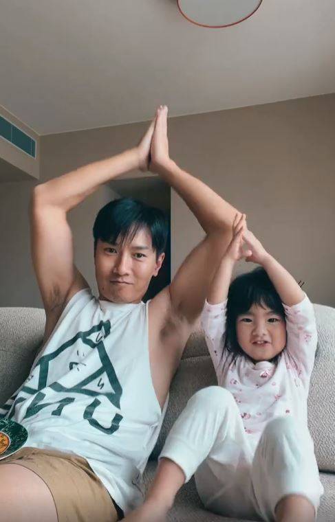 陳柏宇 兩父女一齊做鬼馬動作。