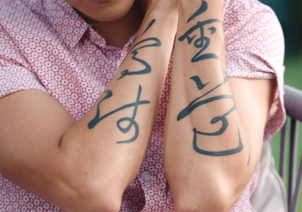 麥秋成展示手上「尊師重道」紋身。（圖片來源：TVB）