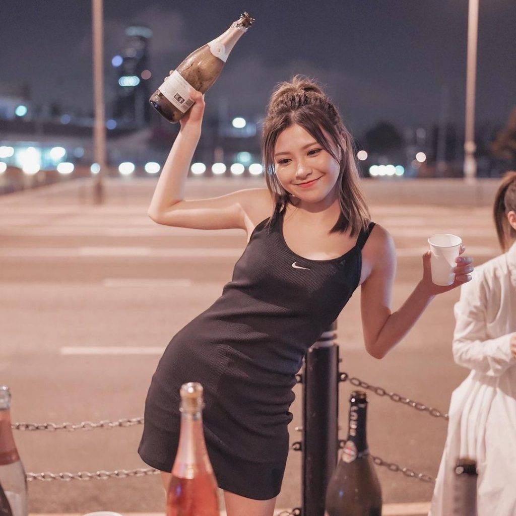 娜美 電影煞科開香檳慶祝。