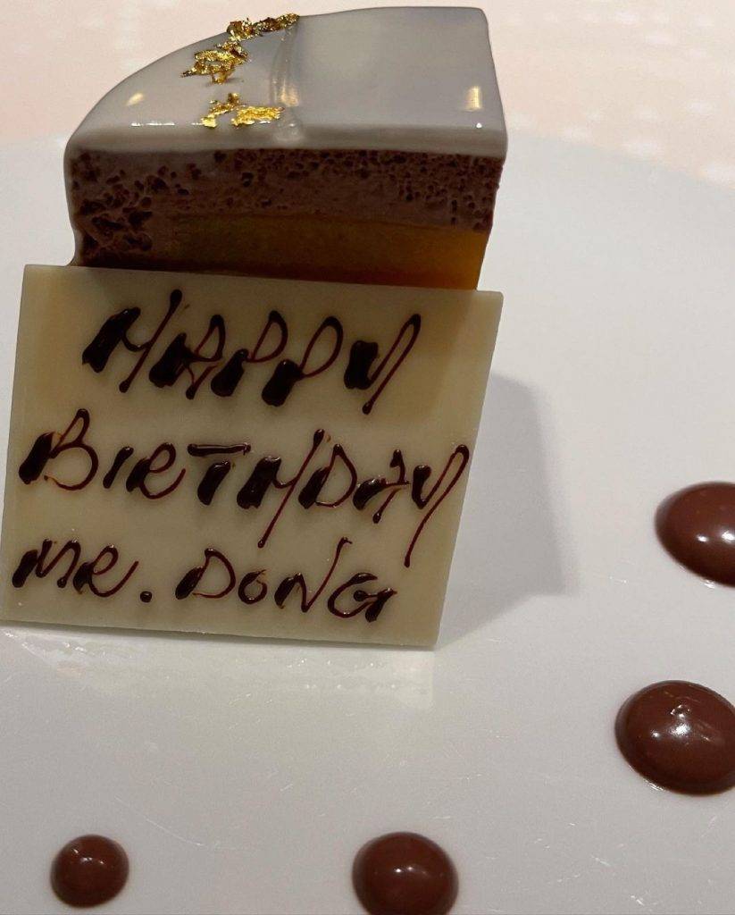 孟瑤 蛋糕上的朱古力牌寫上Mr. Dong董先生。