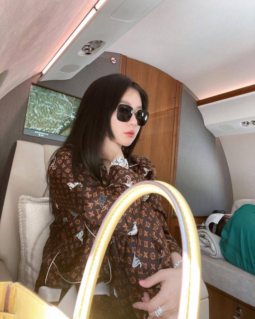 孟瑤 孟瑤坐在私人飛機內，可見其男伴正在她旁邊睡覺。