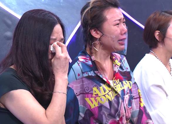 炎明熹勇奪三獎，到場親友聽到她提及掛念長期分隔的父母，禁不住於台下哭崩。（圖片來源：TVB.com）