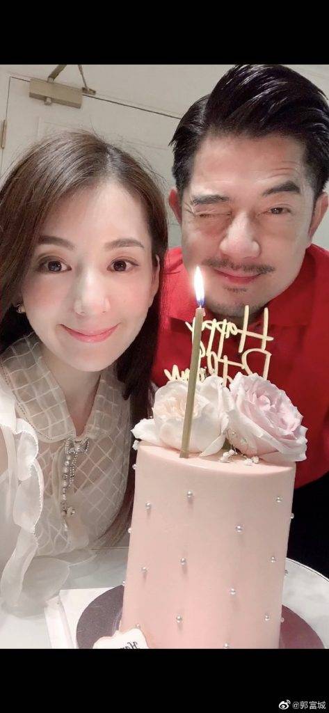 郭富城 郭富城在微博上載一張與方媛慶生的合照，祝老婆生日快樂。