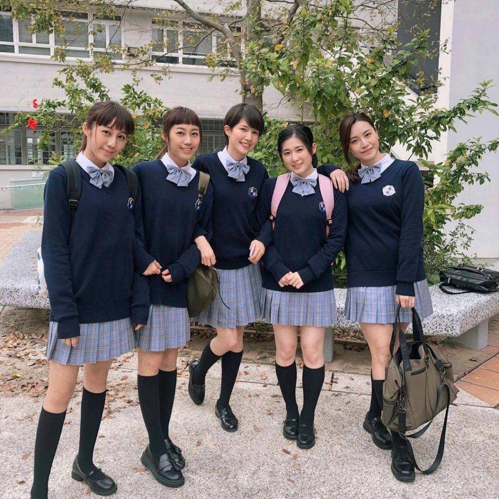 直播王 寶君左二） 又曾與寶珊左一）在TVB劇集《那些我愛過的人》中，飾演欺凌蘇皓兒中）的校園惡女。