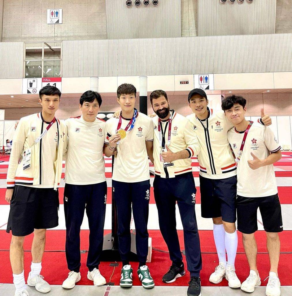 七公主 東京奧運上，張家朗為港奪金，教練和隊友們包括張小倫右二）都感到光榮。