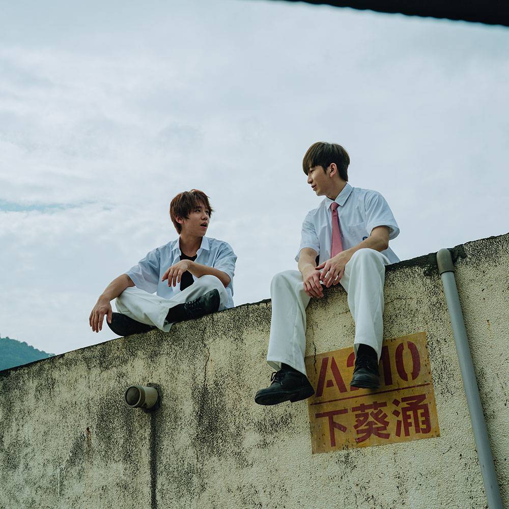 劇集的片尾曲《愛不作聲》MV中，姜濤和Anson Lo一起著住校服在天台玩耍聊天。（圖片來源：《超感應學園》劇照）