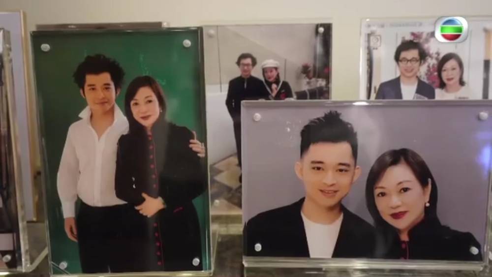 林鍾一戰 節目中展示了不少林作同母親的合照。