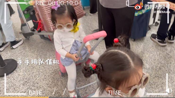 郭富城 上月方媛拍了一條Vlog直撃自己帶住兩個女飛返上海的情況。