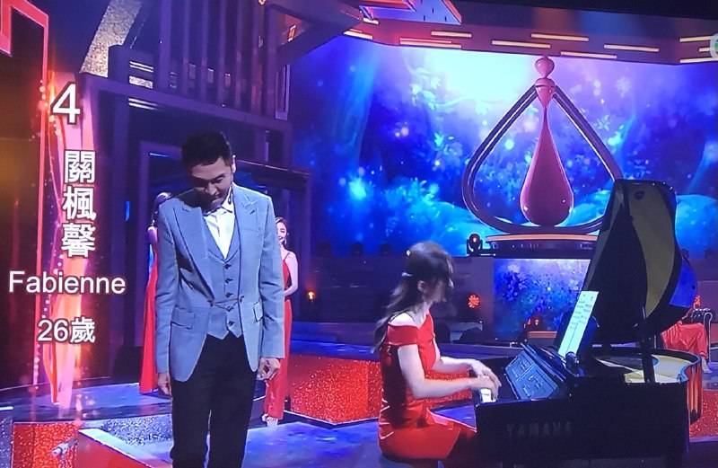 香港小姐2021 關禮傑表演後便獨自落台，關楓馨繼續彈琴。