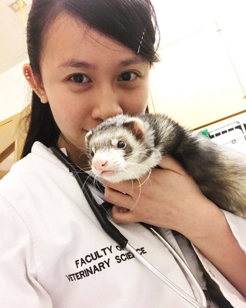 香港小姐 Katerina大方分享讀書時的素顏照片，當年已是獸醫學學生的她，望落像是小朋友般，稚氣十足。