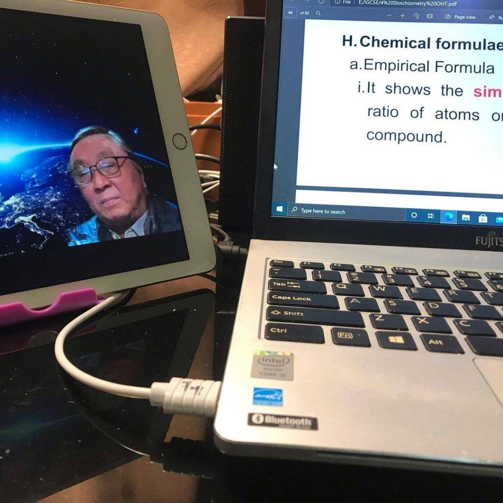 麥明詩 疫情期間麥Sir以Zoom視像教授化學。