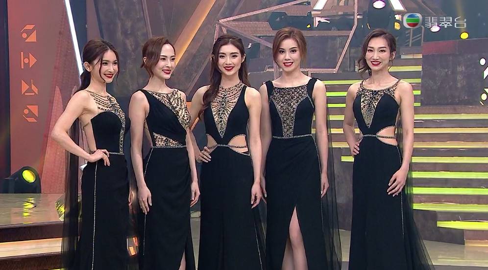 香港小姐2021決賽 最後五強佳麗左起）4號關楓馨、14號邵初、15號梁凱晴、8號宋宛穎、13號王嘉慧。