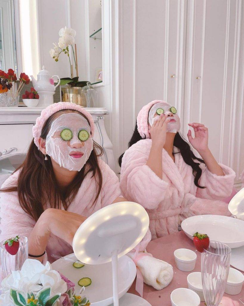 徐淑敏 徐菁遙帶著囡囡一齊穿著粉紅色的浴袍敷Mask和青瓜。