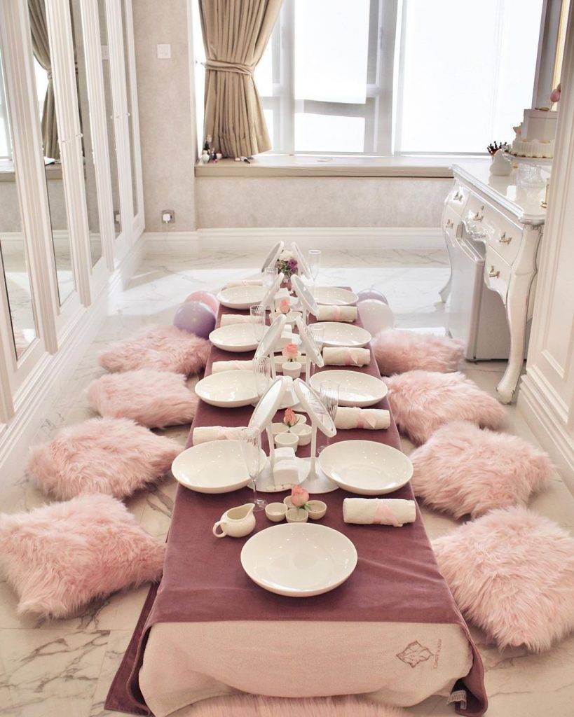 徐淑敏 徐菁遙特別為女兒布置了一張長方形的餐枱，配上8個粉紅色毛毛咕𠱸。