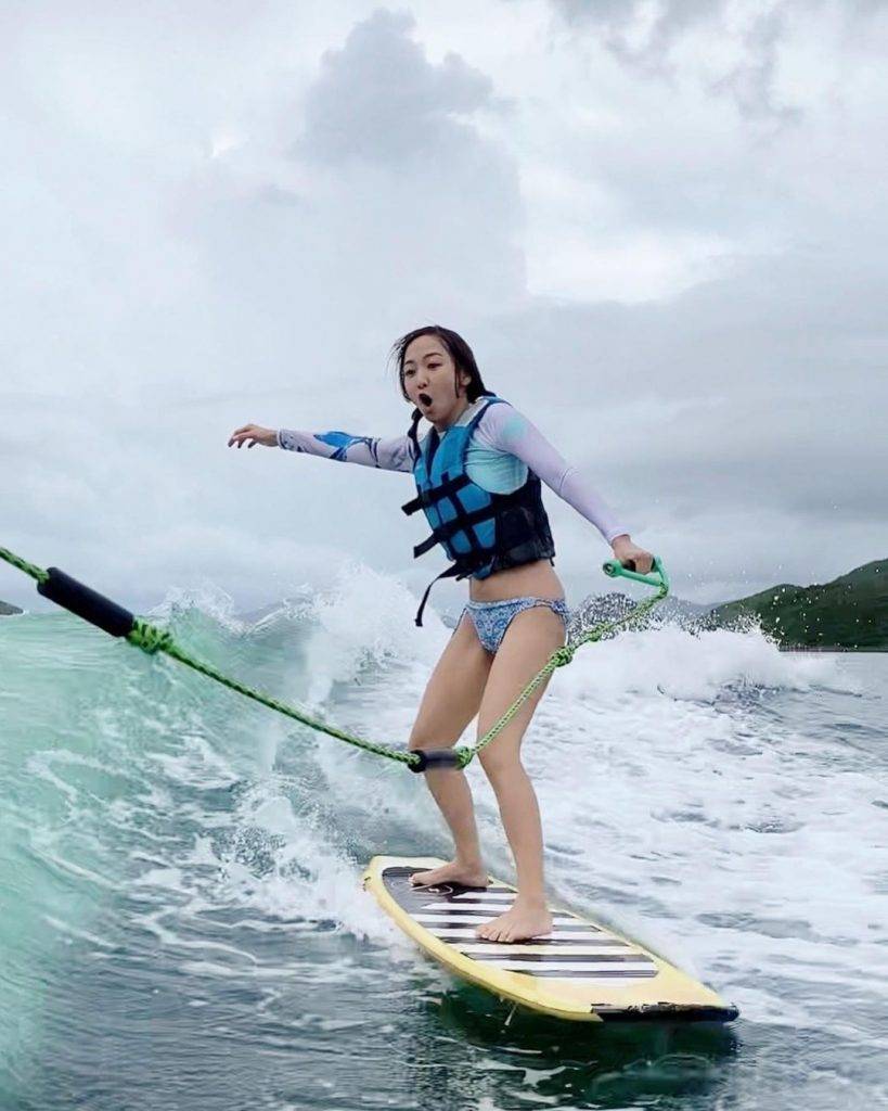 第一次玩wakesurf，寶欣話由上水到跌落水足足surf咗成分鐘，令她有好大滿足感。（圖片來源：寶欣IG）
