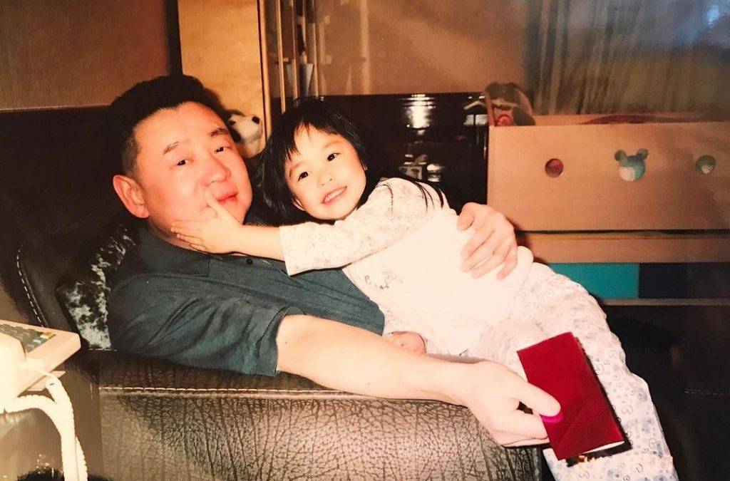 雖然跟隨母親生活多年，但劉秀盈對大劉的父女情不減，曾留言表示：「I love my dad」。