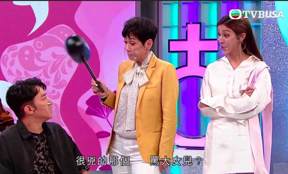 原來陳凱琳早前主持節目《日日媽媽聲》時，都經常翹住手！（圖片來源：TVB影片截圖）