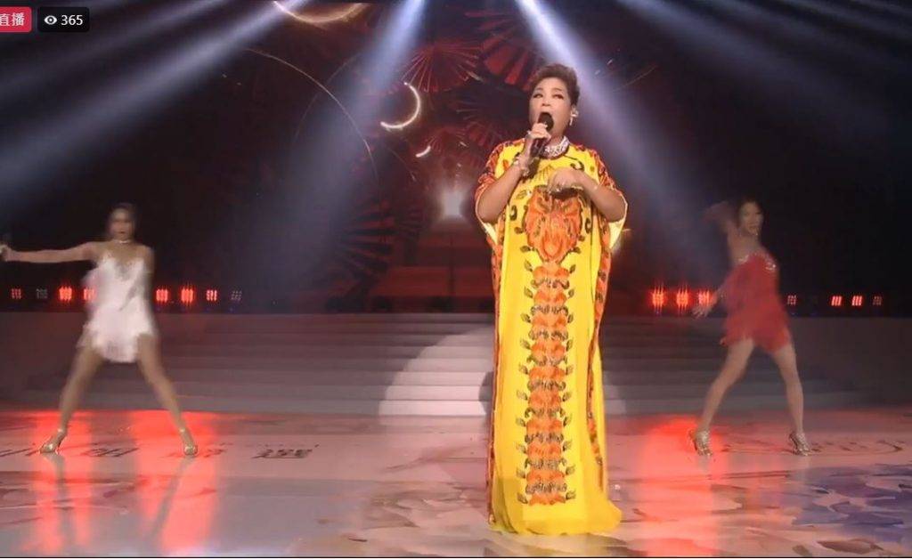 亞洲小姐2021 肥媽係壓軸表演嘉賓，帶住兩名Dancers載歌載舞。
