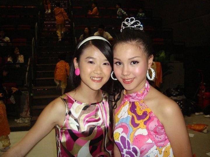 香港小姐 當年與《聲夢傳奇》學員潘靜文左）一起參加 《TVB兒童節之天才大匯演》成為朋友。