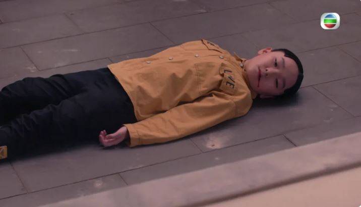 小演員徐嘉謙在《智能愛人》中飾演小智，因為被虎媽施壓而跳樓身亡。