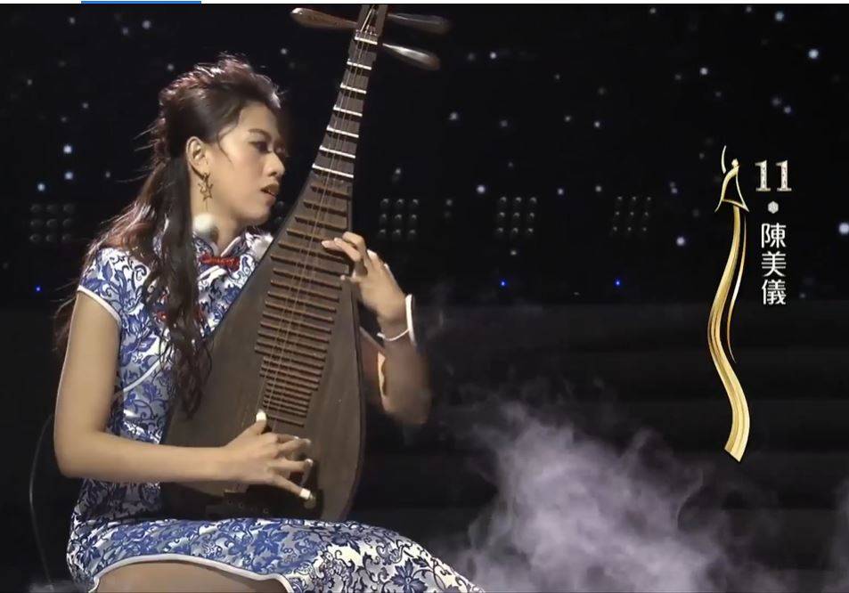 亞洲小姐2021 陳美儀在才藝表演中彈琵琶。