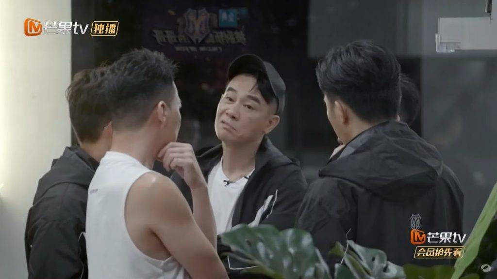 披荊斬棘的哥哥 陳小春在最近一集節目，與幾位兄弟在商討與哪一隊合併。