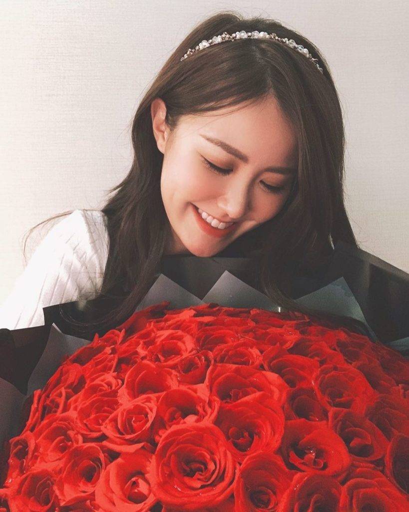 劉佩玥在社交網大晒收到一紮巨型紅玫瑰，個樣非常冧！