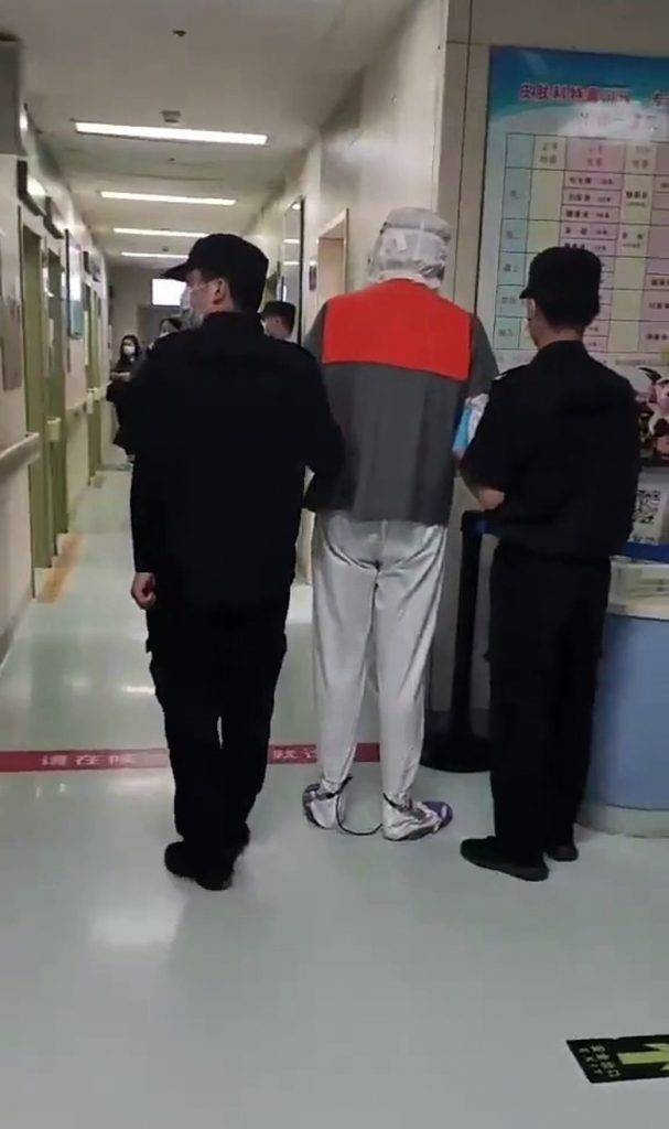 網上流傳一段疑似吳亦凡男子到醫院睇病的10秒短片，片中該男子身穿白色褲、橙灰色上衣、頭套包到實，被2名警員負責還押。
