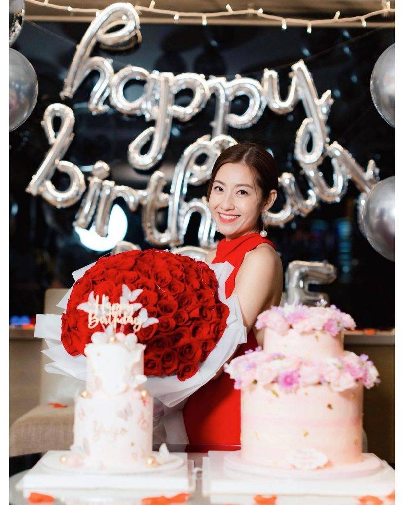 40歲生日的陳自瑤手拎大束紅玫瑰，後有大型生日汽球﹗前有兩個雙層蛋糕，一臉幸福。（圖片來源：陳自瑤IG）