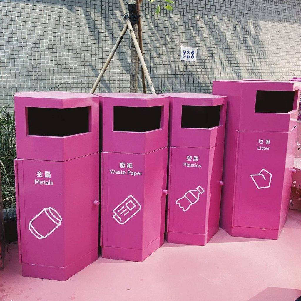  公園每個細節都變做粉紅主題，包括回收垃圾筒！