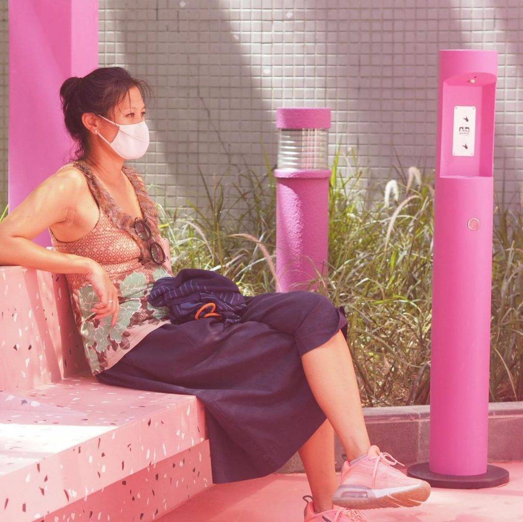  主策展人姚嘉珊在砵蘭街現場留影，不忘穿上粉紅波鞋。