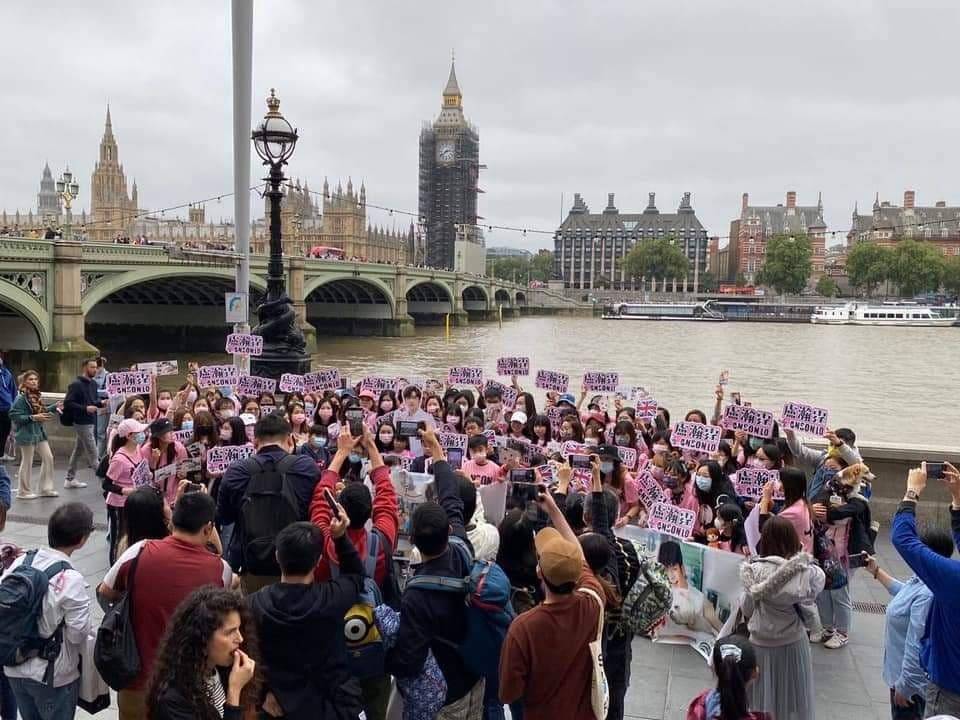 盧瀚霆 在倫敦一站，除了過百神徒舉Banner支持活動，還有一班勞苦功高的前夫在場拍攝。