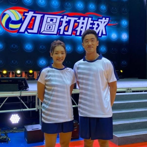 力圖打排球 謝影雪和鄧俊文亦與MIRROR七位成員打了一場羽毛球友誼賽。