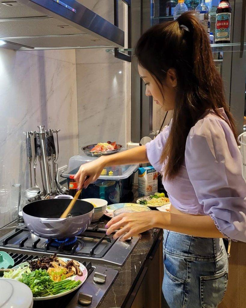 陳庭欣 公屋港姐 陳庭欣在豪宅廚房內大展廚藝。