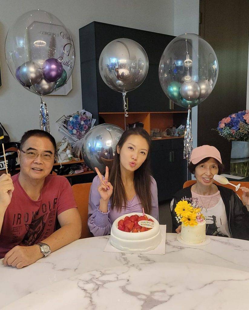 陳庭欣與父母一起慶祝生日﹗