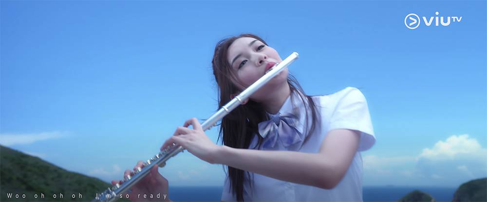 18歲的Candy有獨自吹笛的鏡頭，展現多才多藝一面。（圖片來源：ViuTV）