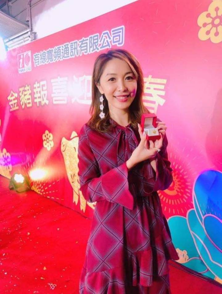 2019年黃芳雯獲有線頒發俗稱「老人牌」的十年長期服務金牌。