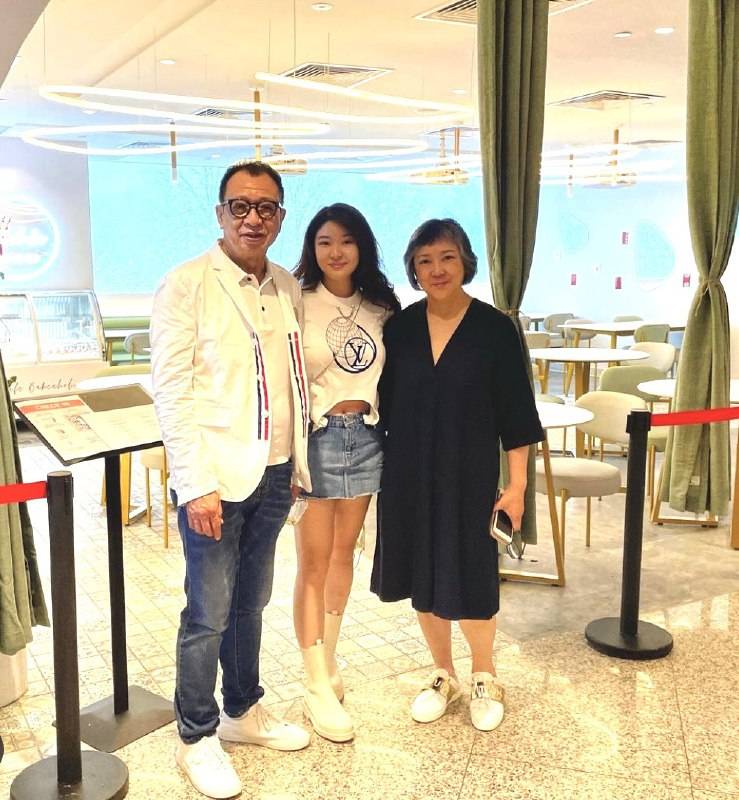 許紹雄 女兒cafe近日在新加坡黃金地段烏節路Orchard Road） 開設分店，開幕當日，許紹雄和太太到場打點﹗