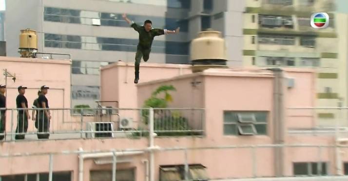  關禮傑在《叛逃》中在一段緩跑後居然可以一躍跳過兩座大廈間。