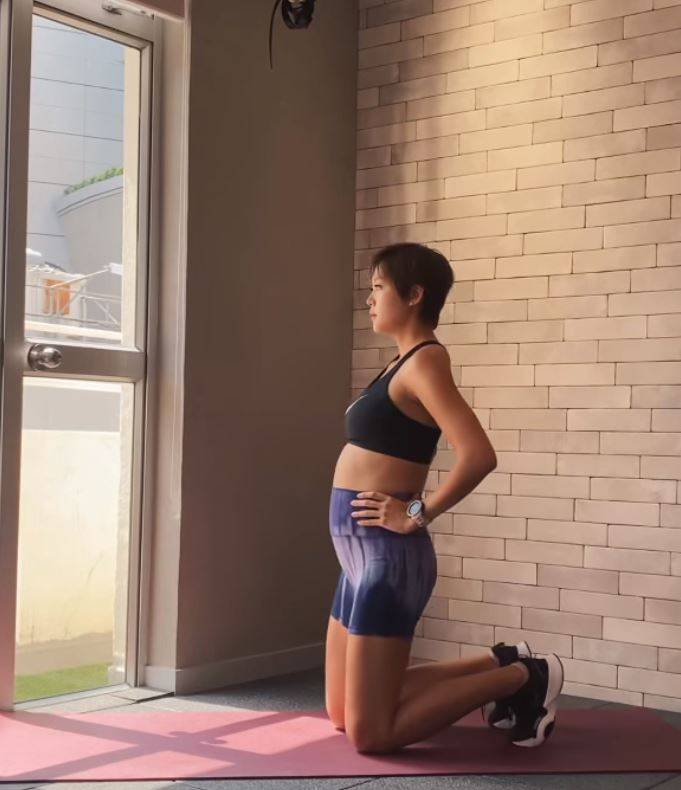  梁諾妍 Inez不時在家中做瑜伽，舒緩孕期內的身體不適。