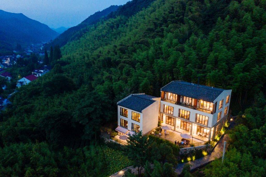 萬綺雯有份投資的民宿位於浙江度假勝地莫干山皋塢村，有「十里畫廊」之稱。