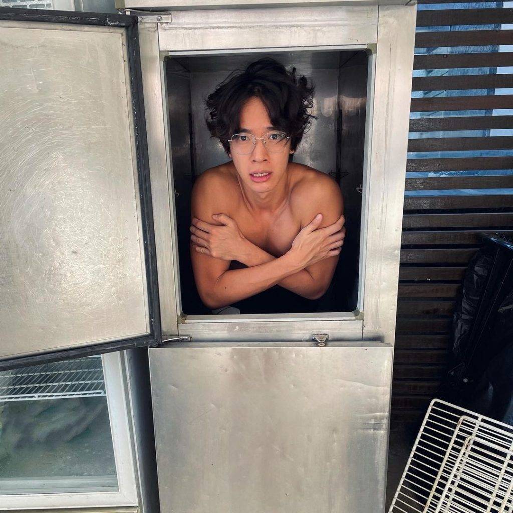 9月尾，張明偉在社交網出po，相中的他冇著衫在雪櫃內。（圖片來源：張明偉IG）